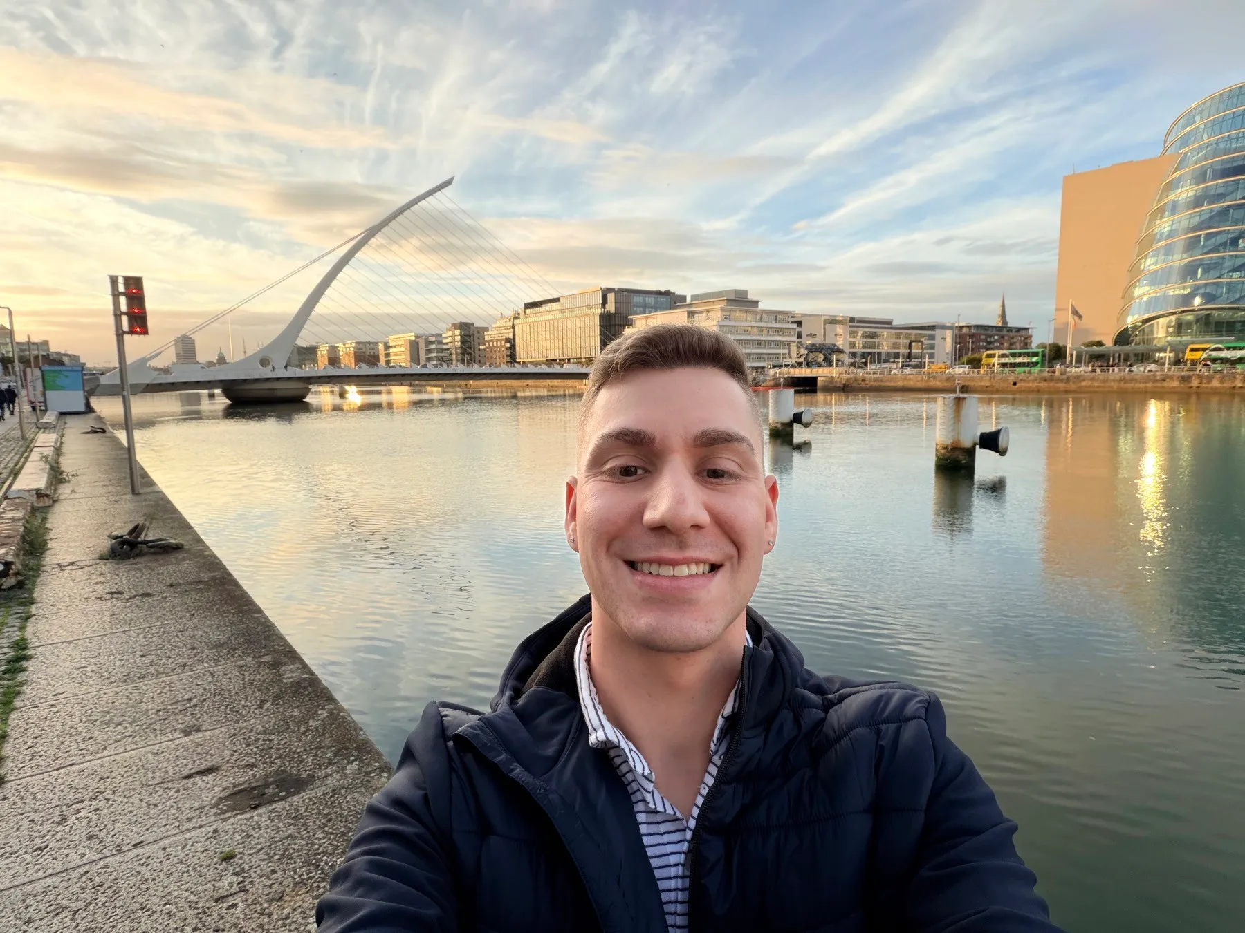 Andrew Mastracchio in Dublin, Irland, am Fluss Liffey